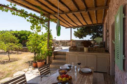 L'Agrumeto dell'Isola - View of the dining table under the loggia where you can have delicious al fresco meals.