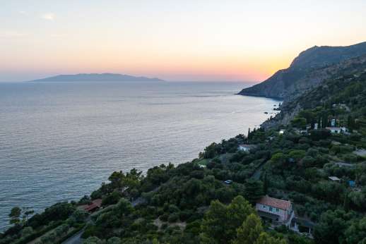 L'Agrumeto dell'Isola - A path leads through the olive, orange and lemon trees that surround the house to a secluded pebble beach.