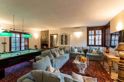Villa Denise - Large living room with pool table
