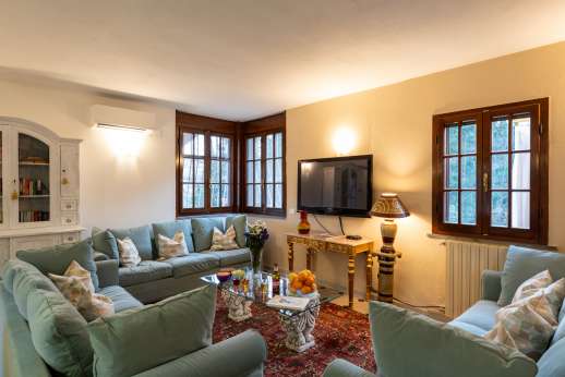 Villa Denise - Large seating area with access outside