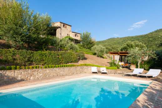 Bellona Di Sotto | 5 Bed Luxury Villa with Pool | Cortona The swimming pool, 5 x 10m/17 x 33 feet, has a depth of 1.2 - 2.5m with steps for entry/exit. Underwater lighting. Diving board. Outdoor shower.