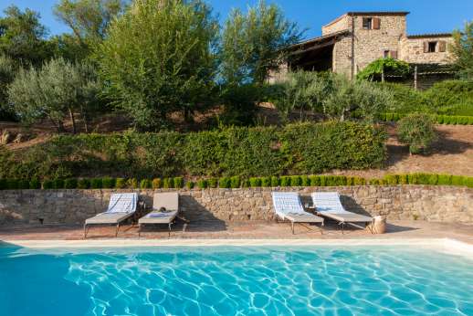 Bellona Di Sotto | 5 Bed Luxury Villa with Pool | Cortona Gorgeous stone farmhouse near Cortona on a hilltop. all ensuites, three living rooms, nice garden with a private pool two summer kitchens, wheelchair access