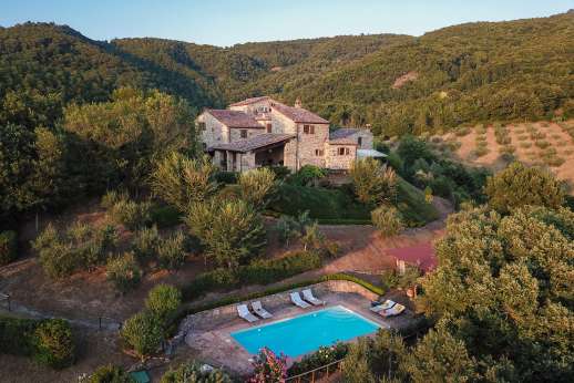 Bellona Di Sotto | 5 Bed Luxury Villa with Pool | Cortona - Below the house, a swimming pool shares a sunny terrace with loungers, a shady pergola and a third dining area with a barbeque.