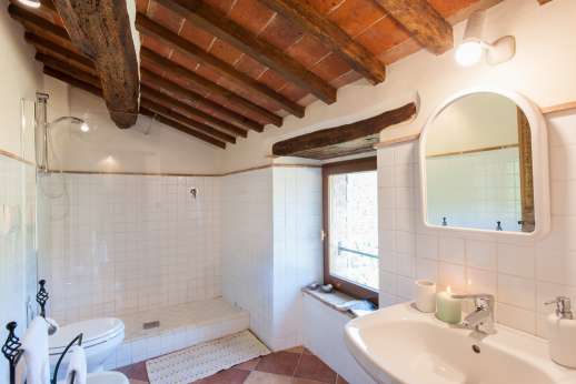 Bellona Di Sotto | 5 Bed Luxury Villa with Pool | Cortona - Twin bedroom ensuite bathroom