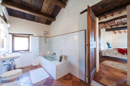 Bellona Di Sotto | 5 Bed Luxury Villa with Pool | Cortona -  ensuite bathroom with bath