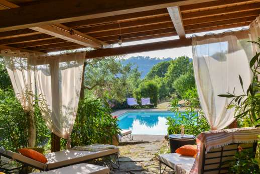 Bellona Di Sotto | 5 Bed Luxury Villa with Pool | Cortona - Sun shades and a large pergola furnished with a dining table