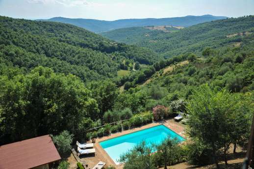 Bellona Di Sotto | 5 Bed Luxury Villa with Pool | Cortona Pool and amazing view of the rolling hills of Preggio
