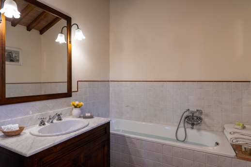 Casa Tara - Guest house bathroom with bath.
