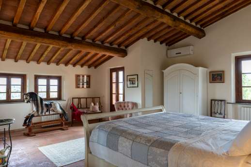 Casa Tara - Main house, air conditioned double bedroom with en suite bathroom, with California King size bed.