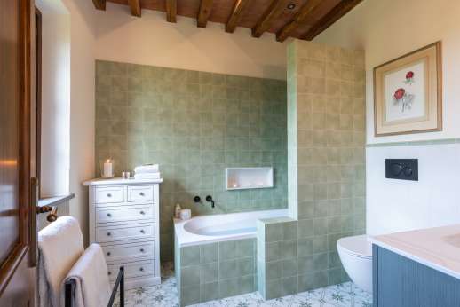 Casa Tara - En suite bathroom, main house first floor.