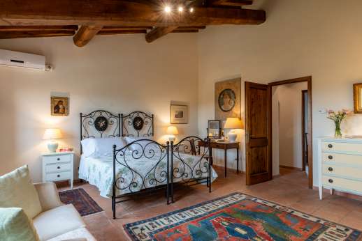 Casa Tara - Main house, air conditioned twin bedroom convertible to a double, with air conditioning.