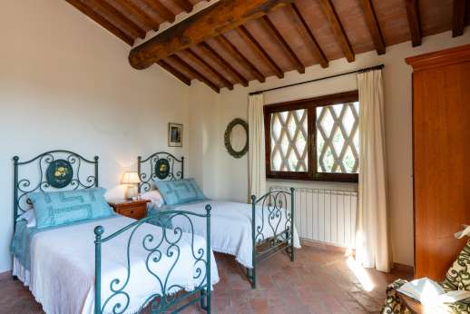 Casa Tara - First floor air conditioned twin bedroom, in the guest house.