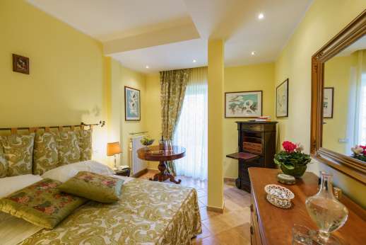 Lower ground floor double/twin bedroom with access to the garden