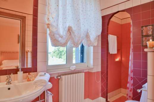 En-suite bathroom with shower