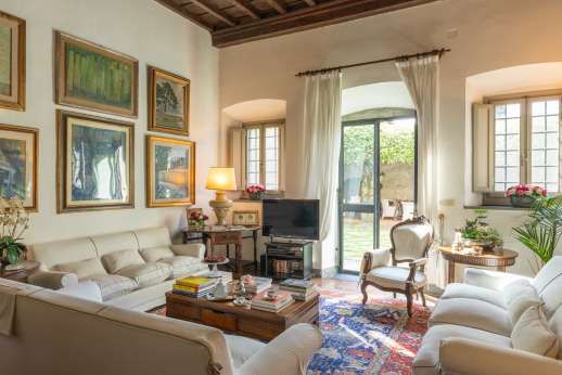 Villa San Martin - Sitting room flourished with paintings and books