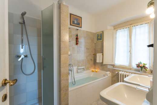 Villa San Martin - Ensuite bathroom with bath and separate shower.
