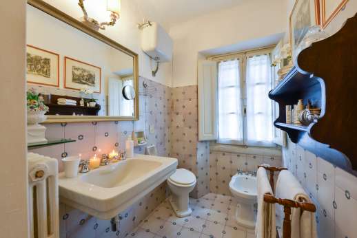 Villa San Martin - Bathroom with bath and separate shower