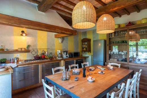 La Magione - Decorated in an updated Tuscan style, the one-storey house boasts large, high-ceilinged rooms with oversized glass doors opening to the garden.