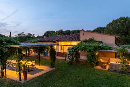 La Magione - The one-storey house – which looks far smaller than it is - boasts large, high-ceilinged rooms with over sized glass doors opening to the garden.