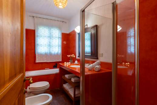La Magione - Ensuite bathroom.