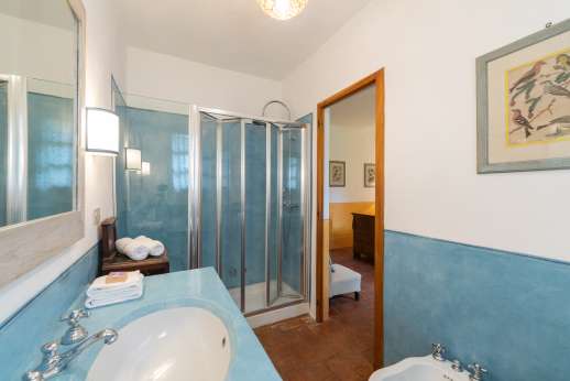 La Magione - The en suite bathroom.