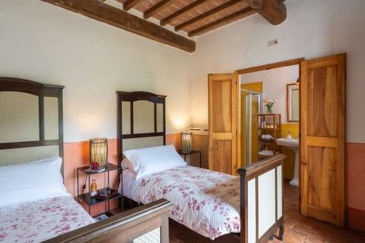 La Magione - Twin bedroom, all bedrooms have private or en suite bathrooms.
