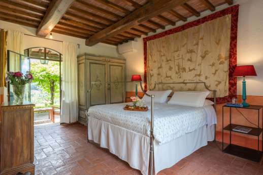 La Magione - Double bedroom glass doors lead to the garden, with private bathroom.