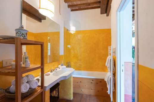 La Magione - One of the en suite bathrooms.