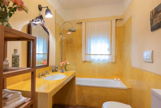 La Magione - Another of the bathrooms at La Magione.