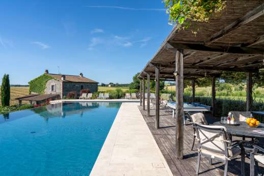 Segreto Gelsomino - Shaded living area, pool and villa