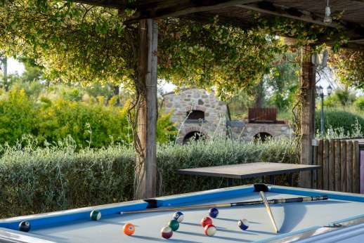 Segreto Gelsomino - 15 meter shaded veranda area with chairs, tables and sun loungers and BBQ in the background