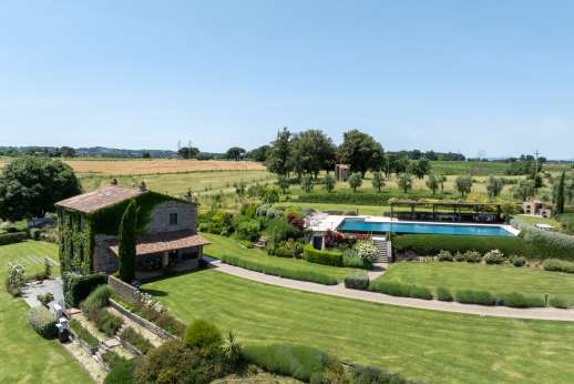 Segreto Gelsomino - The house is surrounded by a large garden with well-kept lawns enjoying sweeping views of the surrounding countryside