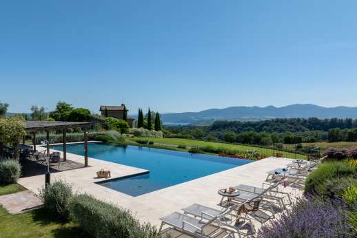 Segreto Gelsomino - The private infinity edge swimming pool 20 x 7 meters / 66 x 23 feet