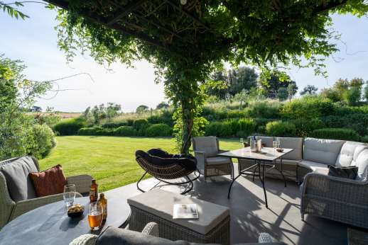 Segreto Gelsomino - More shaded seating at the back of the villabeautiful location