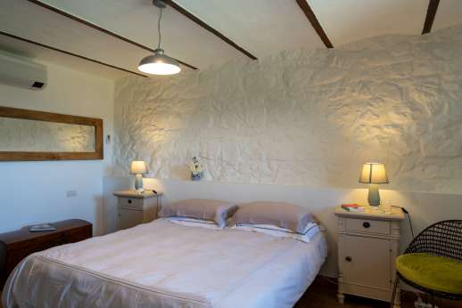 Segreto Gelsomino - Lower ground floor air conditioned double bedroom with bathroom with shower.