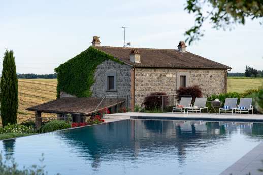 Segreto Gelsomino - The house and pool are surrounded by a large garden with immaculately-kept lawns adorned with flower beds, benefitting from incredible views of the surrounding countryside dotted with villages and castles.