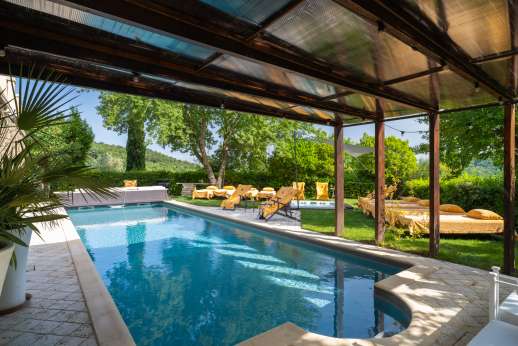 Villa Albizi - Shaded seating at the end of the pool