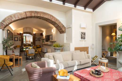 Villa Albizi - Bright living room and dining area from which you can access the entertainment room