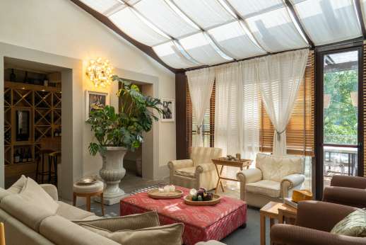 Villa Albizi - The entrance leads to a bright living room and dining area