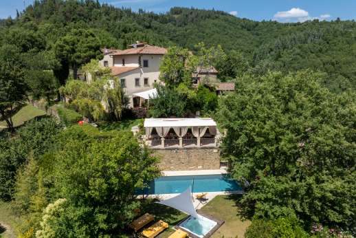 Villa Albizi - More seating on the terrace above the pool