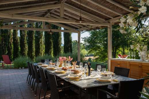 Villa D'Elsa - View of the lawn form the shaded pergola