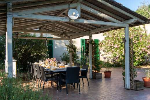 Villa D'Elsa - Dine outside under the shaded loggia