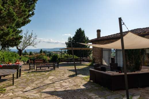 Tizzano - Shaded seating in the courtyard