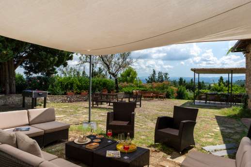 Tizzano - Plenty of shaded seating i the courtyard