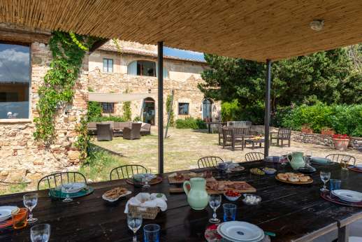 Tizzano - A pergola in the courtyard serves as an outdoor dining area, as does a loggia next to the courtyard with a fridge and a barbecue.