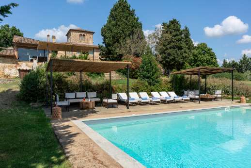 Tizzano - Part of an organic farm spanning 300 hectares, Tizzano is a splendid 16th-century stone farmhouse
