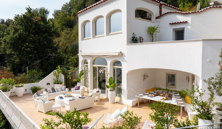 Villa Fraloga, a luxury villa in Tuscany with a private pool and sun-soaked terrace near Florence.