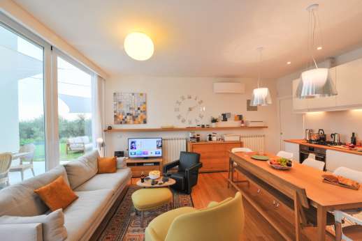 Villa Amerini -  The dining table accommodates up 8 guests