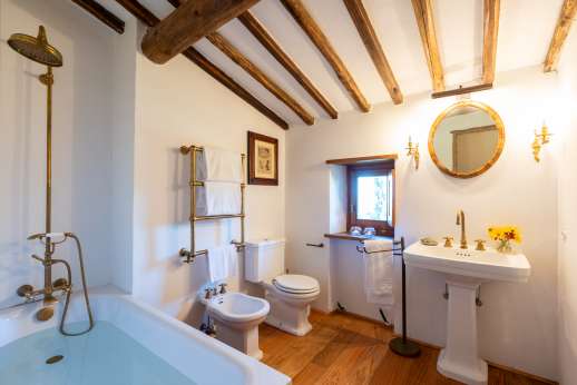 Il Cortile Pratolino (x 15 people) with Staff and Cook - Guesthouse en-suite bathroom