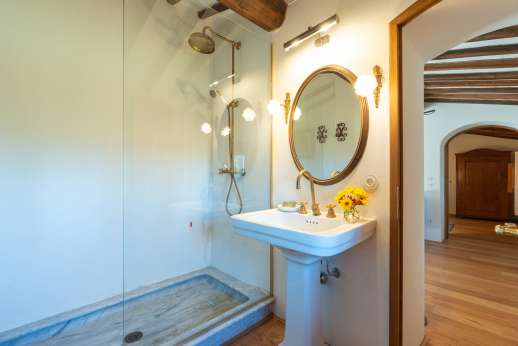 Il Cortile Pratolino (x 15 people) with Staff and Cook - Guesthouse en-suite bathroom
